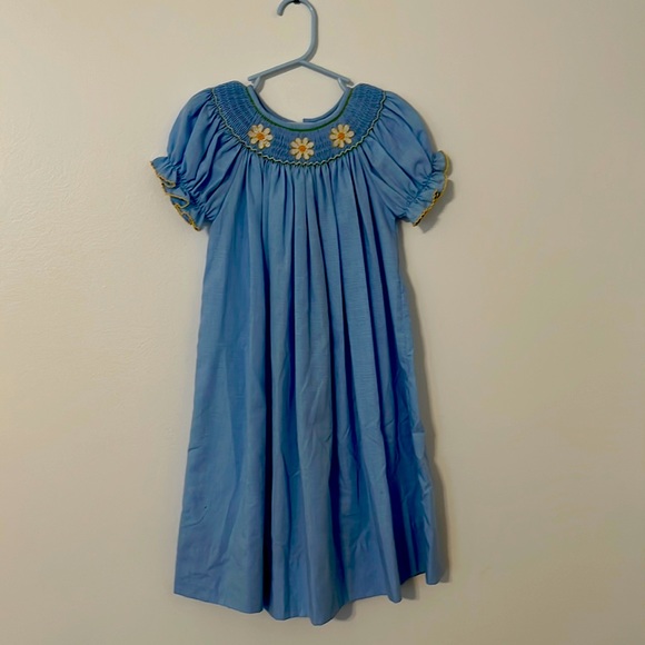 Other - Sweet smocked daisy dress